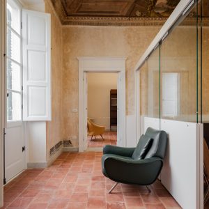Ingresso palazzo via Roma a Sassari - Foto Joao Morgado