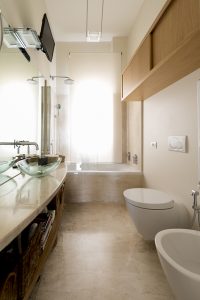 Bagno-piano in marmo- rivestimento vasca